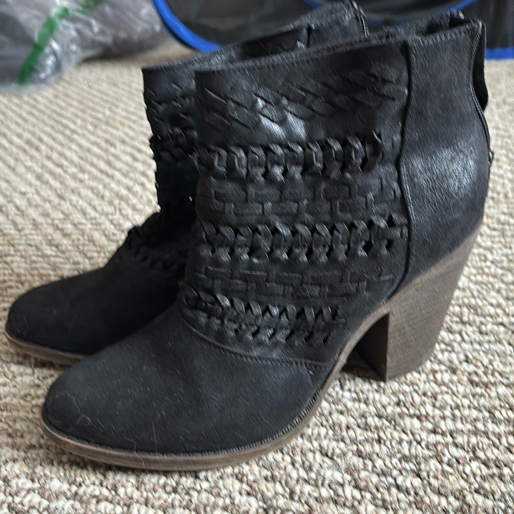 Black bootie, braided details, fergalicious